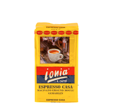 Eine goldene Vakuumverpackung für den gemahlenen Espresso Kaffee Ionia Espresso Casa. In der Mitte ist eine weiße Espressotasse mit frisch gebrühtem Kaffee mit Crema abgebildet. Diese steht auf der auf dem Abtropfgitter einer Siebträgermaschine. Darunter kann man den weißen Schriftzug Ionia Il Caffè auf einem rot/blauem Hintergrund lesen.