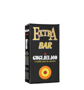 Eine schwarze Vakuumverpackung für den gemahlenen Mokka Kaffee Guglielmo Extra Bar. Oben ist der große goldene Schriftzug Extra Bar zu lesen, darunter der Schriftzug Guglielmo il caffè che fa centro. Unten sieht man das Logo mit dem orange, gelb, roten konzentrischen Kreis.