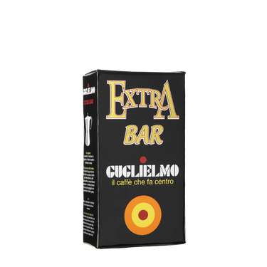 Eine schwarze Vakuumverpackung für den gemahlenen Mokka Kaffee Guglielmo Extra Bar. Oben ist der große goldene Schriftzug Extra Bar zu lesen, darunter der Schriftzug Guglielmo il caffè che fa centro. Unten sieht man das Logo mit dem orange, gelb, roten konzentrischen Kreis.