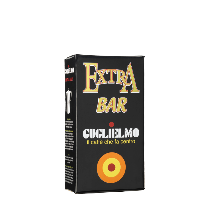 Eine schwarze Vakuumverpackung für den gemahlenen Mokka Kaffee Guglielmo Extra Bar. Oben ist der große goldene Schriftzug Extra Bar zu lesen, darunter der Schriftzug Guglielmo il caffè che fa centro. Unten sieht man das Logo mit dem orange, gelb, roten konzentrischen Kreis.