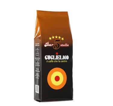 Eine schwarze braune Aromaverpackung für den Bohnen Kaffee Guglielmo Bar 5 Stelle. Oben befindet sich der weiße Schriftzug mit rotem Rand Bar 5 Stelle mit 5 gelben Sternen darüber. In der Mitte sieht man den Schriftzug Guglielmo il caffè che fa centro. Darunter das große Logo von Guglielmo mit dem orange,gelb, roten konzentrischen Kreis. 