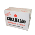 Ein weißer rechteckiger Karton für 6x1kg Bohnenkaffee Guglielmo Extra Bar. Auf der Vorderseite in der Mitte befindet sich der schwarze Guglielmo Schriftzug. Über dem I ist ein großer roter Punkt abgebildet, darunter il caffè che fa centro.  Darunter die Angabe: contiene 6 confezioni da 1kg. Rechts oben in roter, leicht schräger Schrift Bar Extra.