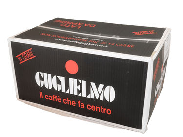 Ein schwarzer rechteckiger Karton für 12x500g Bohnenkaffee Guglielmo Extra Bar. Auf der Vorderseite in der Mitte befindet sich der weiße Guglielmo Schriftzug. Über dem I ist ein großer roter Punkt abgebildet, darunter il caffè che fa centro. Rechts oben in roter, leicht schräger Schrift in grani.