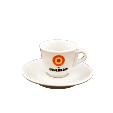 Eine weiße Espressotasse mit Unterteller mit dem Henkel auf der rechten Seite. In der Mitte sieht man das Logo  mit dem orange, gelb, roten konzentrischen Kreis, darunter den schwarzen Schriftzug Guglielmo mit einem roten Punkt über dem I.