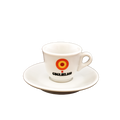 Eine weiße Espressotasse mit Unterteller mit dem Henkel auf der rechten Seite. In der Mitte sieht man das Logo  mit dem orange, gelb, roten konzentrischen Kreis, darunter den schwarzen Schriftzug Guglielmo mit einem roten Punkt über dem I.