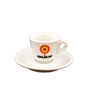 Eine weiße Espressotasse mit Unterteller mit dem Henkel auf der rechten Seite. In der Mitte sieht man das Logo  mit dem orange, gelb, roten konzentrischen Kreis, darunter den schwarzen Schriftzug Guglielmo mit einem roten Punkt über dem I.