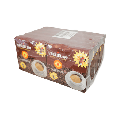 Eine Steige von 10 Stück brauner Vakuumverpackung für den gemahlenen Mokka Kaffee Guglielmo Caffetteria. Bei jeder Packung sieht man links oben  das Logo von Guglielmo mit dem orange, gelb, roten konzentrischen Kreis. Darunter ist eine kleine Aluminium Mokkakanne abgebildet. Darüber befindet sich der weiße Schriftzug Caffetteria. Rechts unten ist eine weiße Kaffeetasse zu sehen.