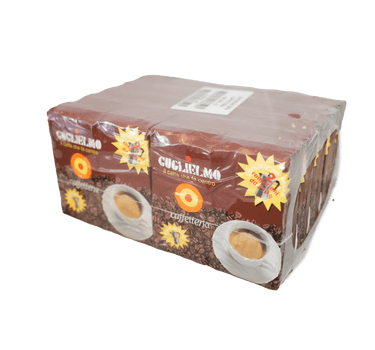 Eine Steige von 10 Stück brauner Vakuumverpackung für den gemahlenen Mokka Kaffee Guglielmo Caffetteria. Bei jeder Packung sieht man links oben  das Logo von Guglielmo mit dem orange, gelb, roten konzentrischen Kreis. Darunter ist eine kleine Aluminium Mokkakanne abgebildet. Darüber befindet sich der weiße Schriftzug Caffetteria. Rechts unten ist eine weiße Kaffeetasse zu sehen.