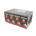 Eine Steige mit 20 Stück Vakuumverpackungen für den gemahlenen Mokka Kaffee Guglielmo Classico mit hellrot bis dunkelrotem Farbverlauf. Bei jeder Packung sieht man oben den weißen Schriftzug Guglielmo il caffè che fa centro, darunter das Logo mit dem orange, gelb, roten konzentrischen Kreis. In der Mitte steht caffè espresso. Darunter ist eine schräge Aluminium Mokkakanne abgebildet. Unten die Aufschrift Gusto Classico.