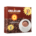 Eine braune Vakuumverpackung für den gemahlenen Mokka Kaffee Guglielmo Caffetteria. Links oben sieht man das Logo von Guglielmo mit dem orange, gelb, roten konzentrischen Kreis. Darunter ist eine kleine Aluminium Mokkakanne abgebildet. Darüber befindet sich der weiße Schriftzug Caffetteria. Rechts unten ist eine weiße Kaffeetasse zu sehen.