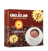 Eine braune Vakuumverpackung für den gemahlenen Mokka Kaffee Guglielmo Caffetteria. Links oben sieht man das Logo von Guglielmo mit dem orange, gelb, roten konzentrischen Kreis. Darunter ist eine kleine Aluminium Mokkakanne abgebildet. Darüber befindet sich der weiße Schriftzug Caffetteria. Rechts unten ist eine weiße Kaffeetasse zu sehen.
