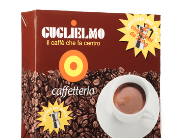 Eine braune Vakuumverpackung für den gemahlenen Mokka Kaffee Guglielmo Caffetteria. Links oben sieht man das Logo von Guglielmo mit dem orange, gelb, roten konzentrischen Kreis. Darunter ist eine kleine Aluminium Mokkakanne abgebildet. Darüber befindet sich der weiße Schriftzug Caffetteria. Rechts unten ist eine weiße Kaffeetasse zu sehen.