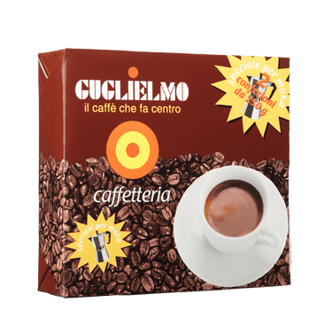 Eine braune Vakuumverpackung für den gemahlenen Mokka Kaffee Guglielmo Caffetteria. Links oben sieht man das Logo von Guglielmo mit dem orange, gelb, roten konzentrischen Kreis. Darunter ist eine kleine Aluminium Mokkakanne abgebildet. Darüber befindet sich der weiße Schriftzug Caffetteria. Rechts unten ist eine weiße Kaffeetasse zu sehen.
