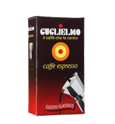 Eine Vakuumverpackung für den gemahlenen Mokka Kaffee Guglielmo Classico mit hellrot bis dunkelrotem Farbverlauf. Oben sieht man den weißen Schriftzug Guglielmo il caffè che fa centro, darunter das Logo mit dem orange, gelb, roten konzentrischen Kreis. In der Mitte steht caffè espresso. Darunter ist eine schräge Aluminium Mokkakanne abgebildet. Unten die Aufschrift Gusto Classico.
