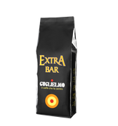 Eine schwarze Aromaverpackung für den Kaffee Guglielmo Extra Bar in Bohnen.  Oben ist der große goldene Schriftzug Extra Bar zu lesen, darunter der Schriftzug Guglielmo il caffè che fa centro. Unten sieht man das Logo mit dem orange, gelb, roten konzentrischen Kreis.