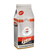 Eine silberne Verpackung für Kaffeebohnen mit Aromaventil. In der Mitte ist eine dickwandige weiße Espressotasse mit dem Ionia Logo abgebildet. Sie ist halb voll gefüllt mit Espresso mit dichter Crema. Darunter sieht man den weißen Ionia Schriftzug auf rot/blauem Hintergrund. Unterhalb ist der Schriftzug Gastronom in schwarzen Blockbuchstaben angebracht.
