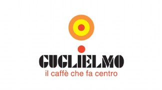 Etwas unterhalb der Mitte sieht man den schwarzen Schriftzug Guglielmo mit einem roten Punkt über dem I, darunter in roter Schrift der Slogan „il caffè che fa centro“. Darüber das Logo mit dem orange, gelb, roten konzentrischen Kreis.