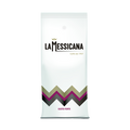 Eine weiße Kaffeepackung für Bohnen mit Aromaventil. Im oberen Teil befindet sich der schwarze Schriftzug La Messicana. Über dem M ist eine goldene Zick-zack Linie aufgedruckt, unter dem Logo in goldener Schrift Caffè dal 1957. Im unteren Teil sieht man eine über die ganze Breite verlaufende gold/weinrot/schwarze Zick-zack Linie. Darunter steht der weinrote Schriftzug Gusto Forte.