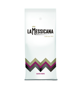 Eine weiße Kaffeepackung für Bohnen mit Aromaventil. Im oberen Teil befindet sich der schwarze Schriftzug La Messicana. Über dem M ist eine goldene Zick-zack Linie aufgedruckt, unter dem Logo in goldener Schrift Caffè dal 1957. Im unteren Teil sieht man eine über die ganze Breite verlaufende gold/weinrot/schwarze Zick-zack Linie. Darunter steht der weinrote Schriftzug Gusto Forte.