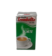 Eine grün/silberne Vakuumverpackung für den gemahlenen Mokka Kaffee Trombetta Gusto Forte. In der Mitte ist der weiße Schriftzug Gusto Forte abgebildet, darunter eine vollgefüllte weiße Kaffeetasse mit aufsteigendem Dampf. Darüber befindet sich der Schriftzug Caffè Trombetta dal 1890.
