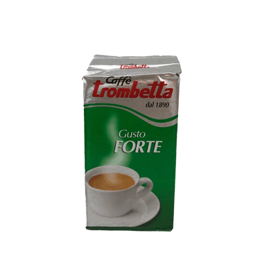 Eine grün/silberne Vakuumverpackung für den gemahlenen Mokka Kaffee Trombetta Gusto Forte. In der Mitte ist der weiße Schriftzug Gusto Forte abgebildet, darunter eine vollgefüllte weiße Kaffeetasse mit aufsteigendem Dampf. Darüber befindet sich der Schriftzug Caffè Trombetta dal 1890.