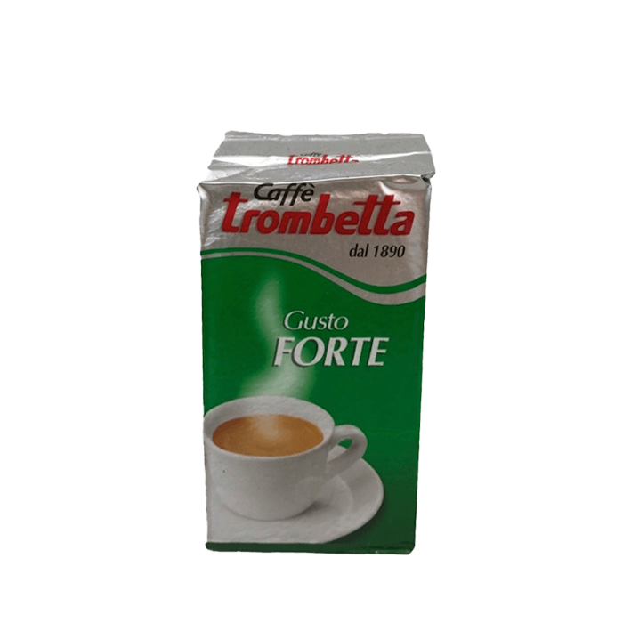 Eine grün/silberne Vakuumverpackung für den gemahlenen Mokka Kaffee Trombetta Gusto Forte. In der Mitte ist der weiße Schriftzug Gusto Forte abgebildet, darunter eine vollgefüllte weiße Kaffeetasse mit aufsteigendem Dampf. Darüber befindet sich der Schriftzug Caffè Trombetta dal 1890.