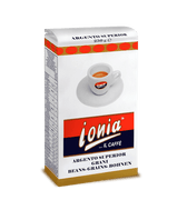 Eine weiße Vakuumverpackung für den gemahlenen Mokka Kaffee Ionia Argento Superior. In der Mitte ist eine dickwandige weiße Espressotasse mit dem Ionia Logo abgebildet. Sie ist halb voll gefüllt mit Espresso mit dichter Crema. Darunter sieht man den weißen Ionia Schriftzug auf rot/blauem Hintergrund. Unterhalb ist der Schriftzug Argento Superior in blauen Blockbuchstaben angebracht.
