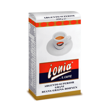 Eine weiße Vakuumverpackung für den gemahlenen Mokka Kaffee Ionia Argento Superior. In der Mitte ist eine dickwandige weiße Espressotasse mit dem Ionia Logo abgebildet. Sie ist halb voll gefüllt mit Espresso mit dichter Crema. Darunter sieht man den weißen Ionia Schriftzug auf rot/blauem Hintergrund. Unterhalb ist der Schriftzug Argento Superior in blauen Blockbuchstaben angebracht.