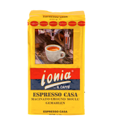 Eine goldene Vakuumverpackung für den gemahlenen Espresso Kaffee Ionia Espresso Casa. In der Mitte ist eine weiße Espressotasse mit frisch gebrühtem Kaffee mit Crema abgebildet. Diese steht auf der auf dem Abtropfgitter einer Siebträgermaschine. Darunter kann man den weißen Schriftzug Ionia Il Caffè auf einem rot/blauem Hintergrund lesen.
