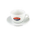 Eine weiße dickwandige Cappuccinotasse mit Unterteller mit dem Henkel auf der rechten Seite. In der Mitte der Tasse ist der weiße Ionia Schriftzug auf rot/blauem Hintergrund abgebildet.