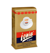 Eine goldene Vakuumverpackung für den gemahlenen Mokka Kaffee Ionia Oro Superior. In der Mitte ist eine dickwandige weiße Espressotasse mit dem Ionia Logo abgebildet. Sie ist halb voll gefüllt mit Espresso mit dichter Crema. Darunter sieht man den weißen Ionia Schriftzug auf rot/blauem Hintergrund. Unterhalb ist der Schriftzug Oro Superior in schwarzen Blockbuchstaben angebracht.
