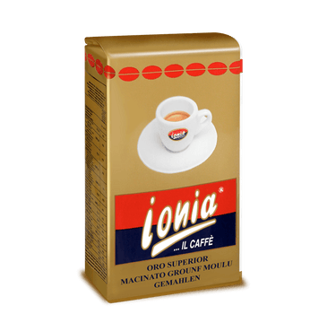 Eine goldene Vakuumverpackung für den gemahlenen Mokka Kaffee Ionia Oro Superior. In der Mitte ist eine dickwandige weiße Espressotasse mit dem Ionia Logo abgebildet. Sie ist halb voll gefüllt mit Espresso mit dichter Crema. Darunter sieht man den weißen Ionia Schriftzug auf rot/blauem Hintergrund. Unterhalb ist der Schriftzug Oro Superior in schwarzen Blockbuchstaben angebracht.