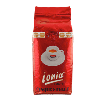 Eine rote Verpackung für Kaffeebohnen mit Aromaventil. In der Mitte ist eine dickwandige weiße Espressotasse mit dem Ionia Logo abgebildet. Sie ist halb voll gefüllt mit Espresso mit dichter Crema. Darunter sieht man den weißen Ionia Schriftzug. Unterhalb ist der Schriftzug Cinque Stelle in schwarzen Blockbuchstaben angebracht.
