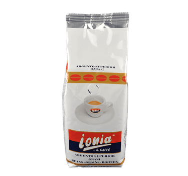 Eine weiße Verpackung für Kaffeebohnen mit Aromaventil. In der Mitte ist eine dickwandige weiße Espressotasse mit dem Ionia Logo abgebildet. Sie ist halb voll gefüllt mit Espresso mit dichter Crema. Darunter sieht man den weißen Ionia Schriftzug auf rot/blauem Hintergrund. Unterhalb ist der Schriftzug Argento Superior in blauen Blockbuchstaben angebracht.
