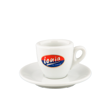 Eine weiße dickwandige Espressotasse mit Unterteller mit dem Henkel auf der rechten Seite. In der Mitte der Tasse ist der weiße Ionia Schriftzug auf rot/blauem Hintergrund abgebildet.