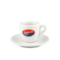 Eine weiße dickwandige Espressotasse mit Unterteller mit dem Henkel auf der rechten Seite. In der Mitte der Tasse ist der weiße Ionia Schriftzug auf rot/blauem Hintergrund abgebildet.