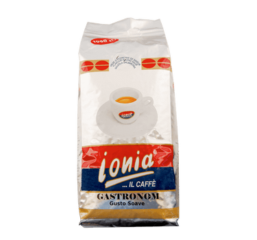 Eine silberne Verpackung für Kaffeebohnen mit Aromaventil. In der Mitte ist eine dickwandige weiße Espressotasse mit dem Ionia Logo abgebildet. Sie ist halb voll gefüllt mit Espresso mit dichter Crema. Darunter sieht man den weißen Ionia Schriftzug auf rot/blauem Hintergrund. Unterhalb ist der Schriftzug Gastronom in schwarzen Blockbuchstaben angebracht.