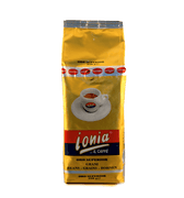Eine goldene Verpackung für Kaffeebohnen mit Aromaventil. In der Mitte ist eine dickwandige weiße Espressotasse mit dem Ionia Logo abgebildet. Sie ist halb voll gefüllt mit Espresso mit dichter Crema. Darunter sieht man den weißen Ionia Schriftzug auf rot/blauem Hintergrund. Unterhalb ist der Schriftzug Oro Superior in schwarzen Blockbuchstaben angebracht.