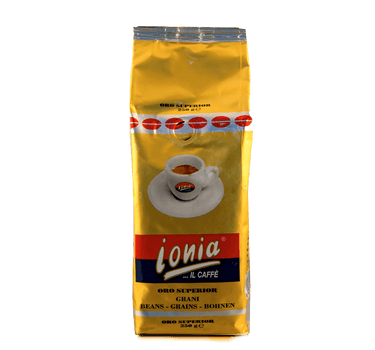 Eine goldene Verpackung für Kaffeebohnen mit Aromaventil. In der Mitte ist eine dickwandige weiße Espressotasse mit dem Ionia Logo abgebildet. Sie ist halb voll gefüllt mit Espresso mit dichter Crema. Darunter sieht man den weißen Ionia Schriftzug auf rot/blauem Hintergrund. Unterhalb ist der Schriftzug Oro Superior in schwarzen Blockbuchstaben angebracht.
