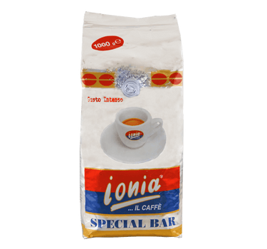 Eine silberne Verpackung für Kaffeebohnen mit Aromaventil. In der Mitte ist eine dickwandige weiße Espressotasse mit dem Ionia Logo abgebildet. Sie ist halb voll gefüllt mit Espresso mit dichter Crema. Darunter sieht man den weißen Ionia Schriftzug auf rot/blauem Hintergrund. Unterhalb ist der Schriftzug Special Bar in blauen Blockbuchstaben angebracht.
