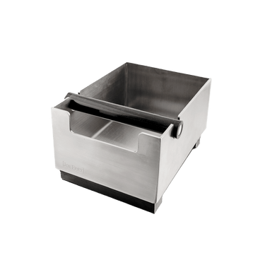 Eine große Knock Box zum Abschlagen des Kaffeesuds bei Siebträgermaschinen. Quer ober den rechteckigen Edelstahlbehälter ist ein Gummibalken mit Metallkern angebracht, welcher zwecks Reinigung abnehmbar ist.