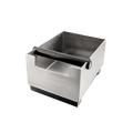 Eine große Knock Box zum Abschlagen des Kaffeesuds bei Siebträgermaschinen. Quer ober den rechteckigen Edelstahlbehälter ist ein Gummibalken mit Metallkern angebracht, welcher zwecks Reinigung abnehmbar ist.