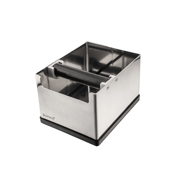 Eine mittelgroße Knock Box zum Abschlagen des Kaffeesuds bei Siebträgermaschinen. Quer ober den rechteckigen Edelstahlbehälter ist ein Gummibalken mit Metallkern angebracht, welcher zwecks Reinigung abnehmbar ist.
