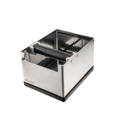 Eine mittelgroße Knock Box zum Abschlagen des Kaffeesuds bei Siebträgermaschinen. Quer ober den rechteckigen Edelstahlbehälter ist ein Gummibalken mit Metallkern angebracht, welcher zwecks Reinigung abnehmbar ist.