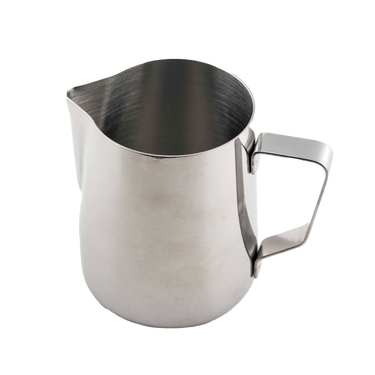 Eine Edelstahl Milchkanne in zylindrische Ausführung einem Schnabel auf der linken Seite zum Eingießen der Milch. Der eckig geformte Griff befindet sich auf der rechten Seite.
