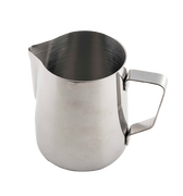 Eine Edelstahl Milchkanne in zylindrische Ausführung einem Schnabel auf der linken Seite zum Eingießen der Milch. Der eckig geformte Griff befindet sich auf der rechten Seite.