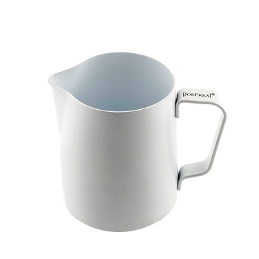 Eine weiß lackierte Edelstahl Milchkanne in zylindrische Ausführung einem Schnabel auf der linken Seite zum Eingießen der Milch. Der eckig geformte Griff befindet sich auf der rechten Seite.