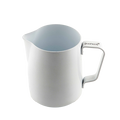 Eine weiß lackierte Edelstahl Milchkanne in zylindrische Ausführung einem Schnabel auf der linken Seite zum Eingießen der Milch. Der eckig geformte Griff befindet sich auf der rechten Seite.