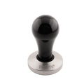 Ein Tamper zum Pressen von gemahlenem Kaffee in den Siebträger vom  Hersteller Joe Frex. Der ergonomisch rund geformte Kunststoff Griff ist in rot ausgeführt, die Base aus Edelstahl mit 54,5mm Durchmesser.