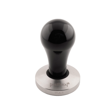 Ein Tamper zum Pressen von gemahlenem Kaffee in den Siebträger vom  Hersteller Joe Frex. Der ergonomisch rund geformte Kunststoff Griff ist in rot ausgeführt, die Base aus Edelstahl mit 54,5mm Durchmesser.